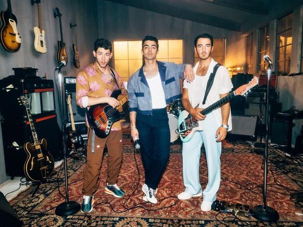 Trupa Jonas Brothers a lansat o nouă piesă - &rdquo;Who&acute;s In Your Head &rdquo;