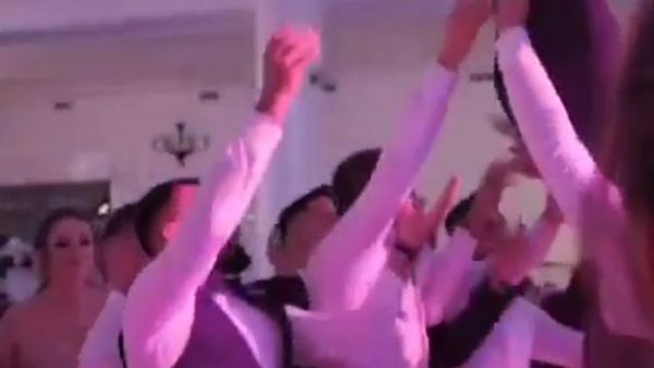 VIDEO. De la bal, la spital! Un bărbat a ajuns la spital după ce a fost aruncat &icirc;n sus și scăpat de nuntași