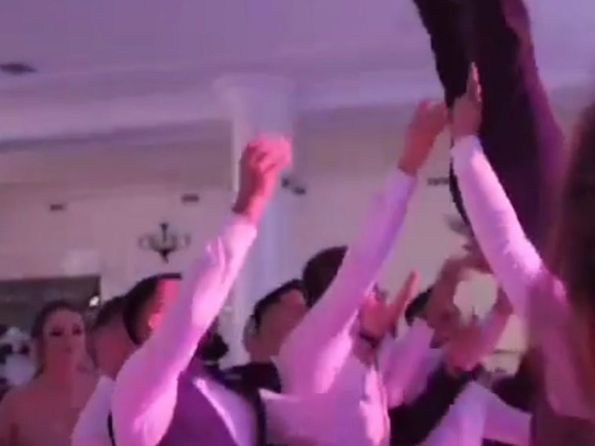 VIDEO. De la bal, la spital! Un bărbat a ajuns la spital după ce a fost aruncat &icirc;n sus și scăpat de nuntași