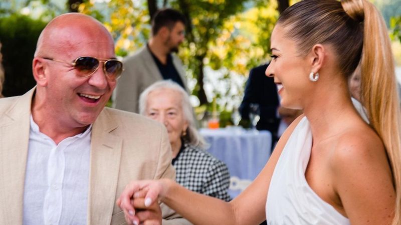 Roxana Nemeș s-a căsătorit! Artista a fost o mireasă extrem de sexy! Rochia mulată i-a pus &icirc;n valoare picioarele lungi
