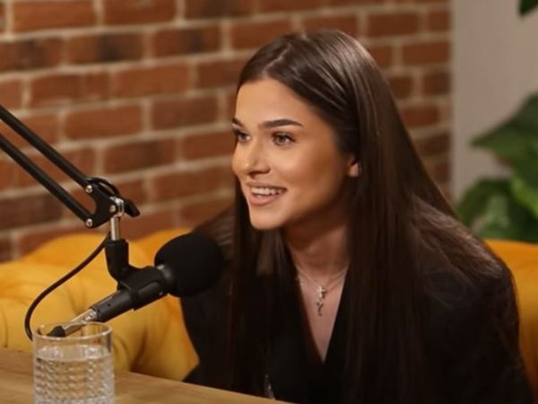 Theo Rose, despre &icirc;nceputurile carierei sale! Cine a ajutat-o pe artistă &icirc;n momentele dificile: &rdquo;A tras greul cu mine&rdquo;