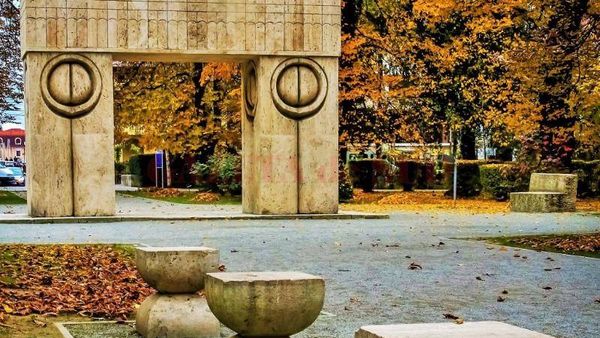 De ce aleg rom&acirc;nii să se căsătorească sub Poarta Sărutului din T&acirc;rgu Jiu