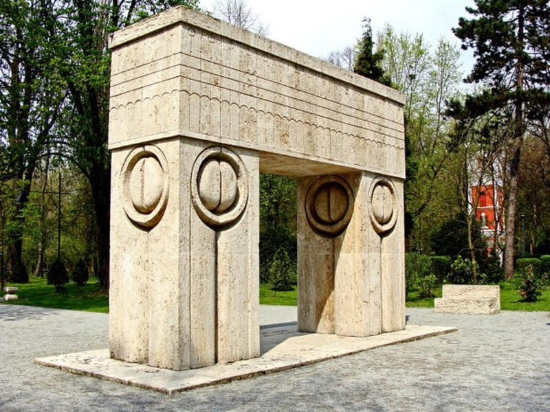 De ce aleg românii să se căsătorească sub Poarta Sărutului din Târgu Jiu