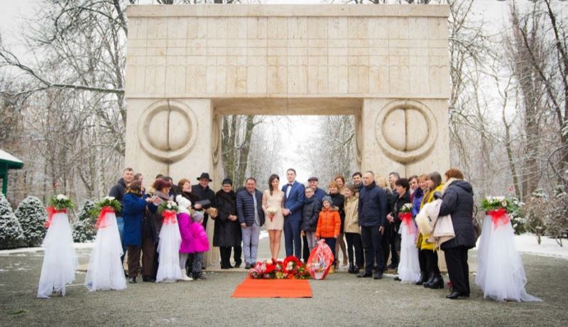De ce aleg românii să se căsătorească sub Poarta Sărutului din Târgu Jiu