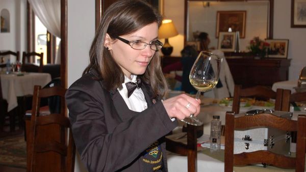 C&acirc;ți bani c&acirc;știgă, de regulă, un degustător de vinuri (somelier)
