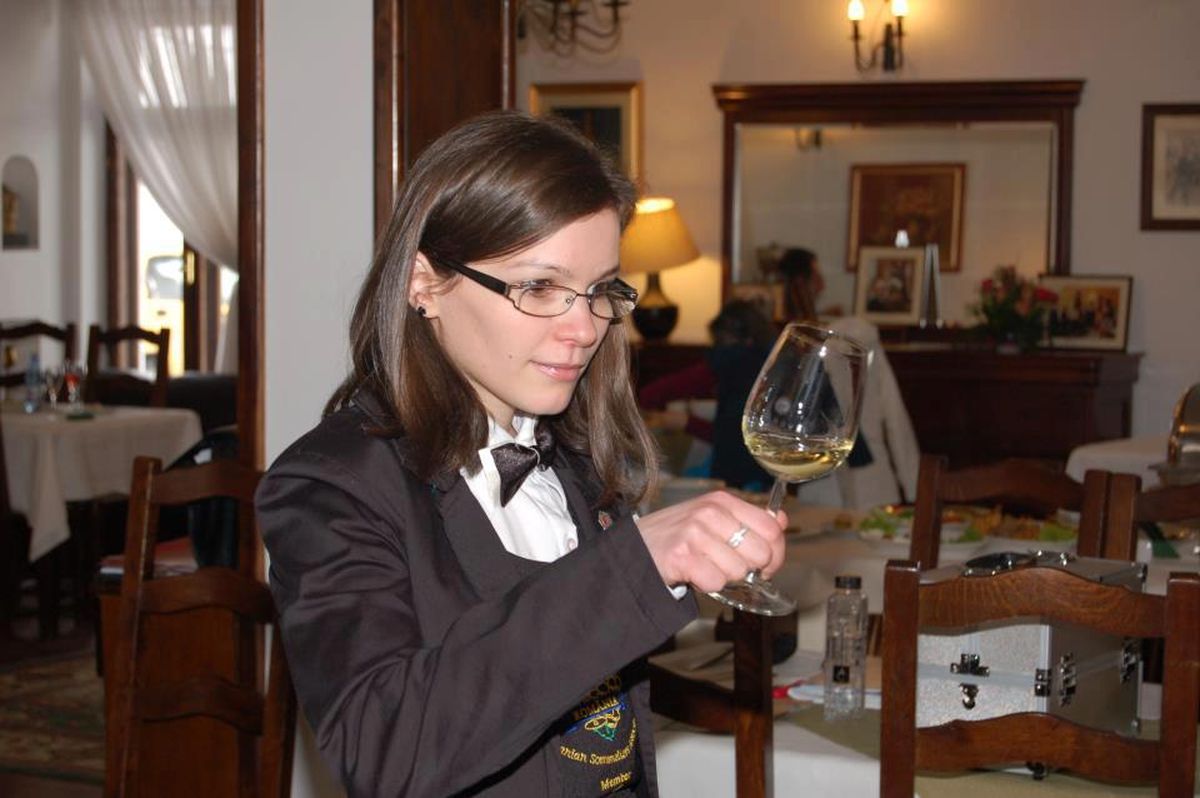 C&acirc;ți bani c&acirc;știgă, de regulă, un degustător de vinuri (somelier)