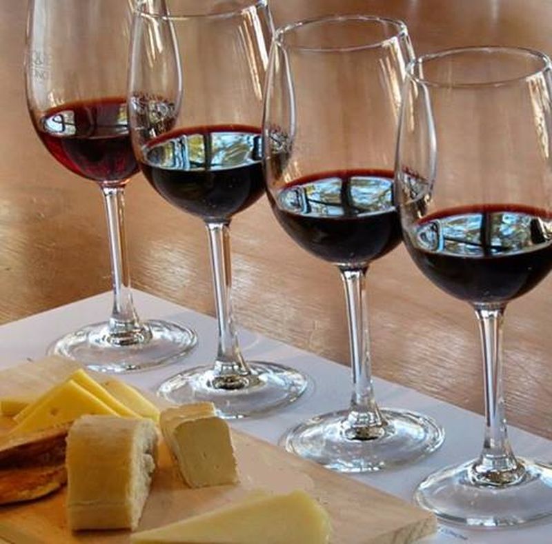 Câți bani câștigă, de regulă, un degustător de vinuri (somelier)