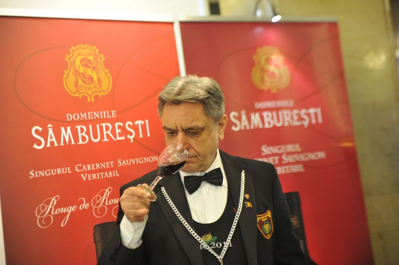 Câți bani câștigă, de regulă, un degustător de vinuri (somelier)