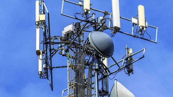 Dimineața Nebună | Doi călugări din Franţa au dat foc unei antene 5G pentru a „anunța populația de efectele lor nocive”