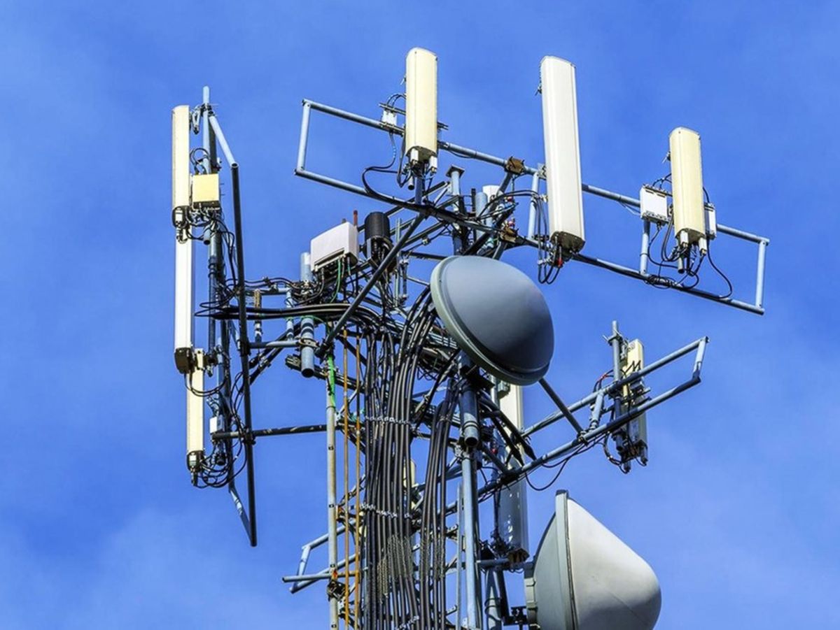 Dimineața Nebună | Doi călugări din Franţa au dat foc unei antene 5G pentru a „anunța populația de efectele lor nocive”