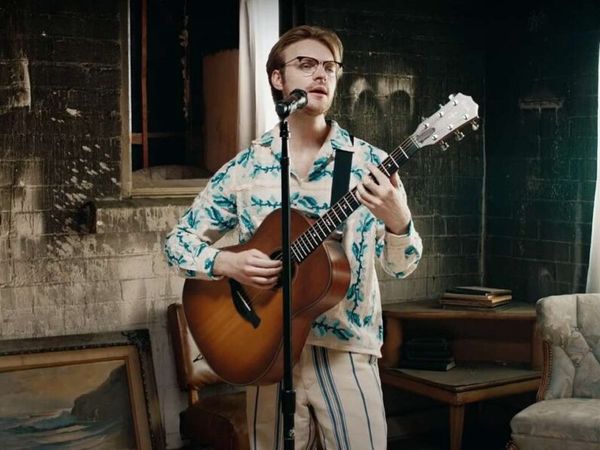VIDEOCLIP: FINNEAS - A Little Closer (from Dear Evan Hansen Soundtrack)