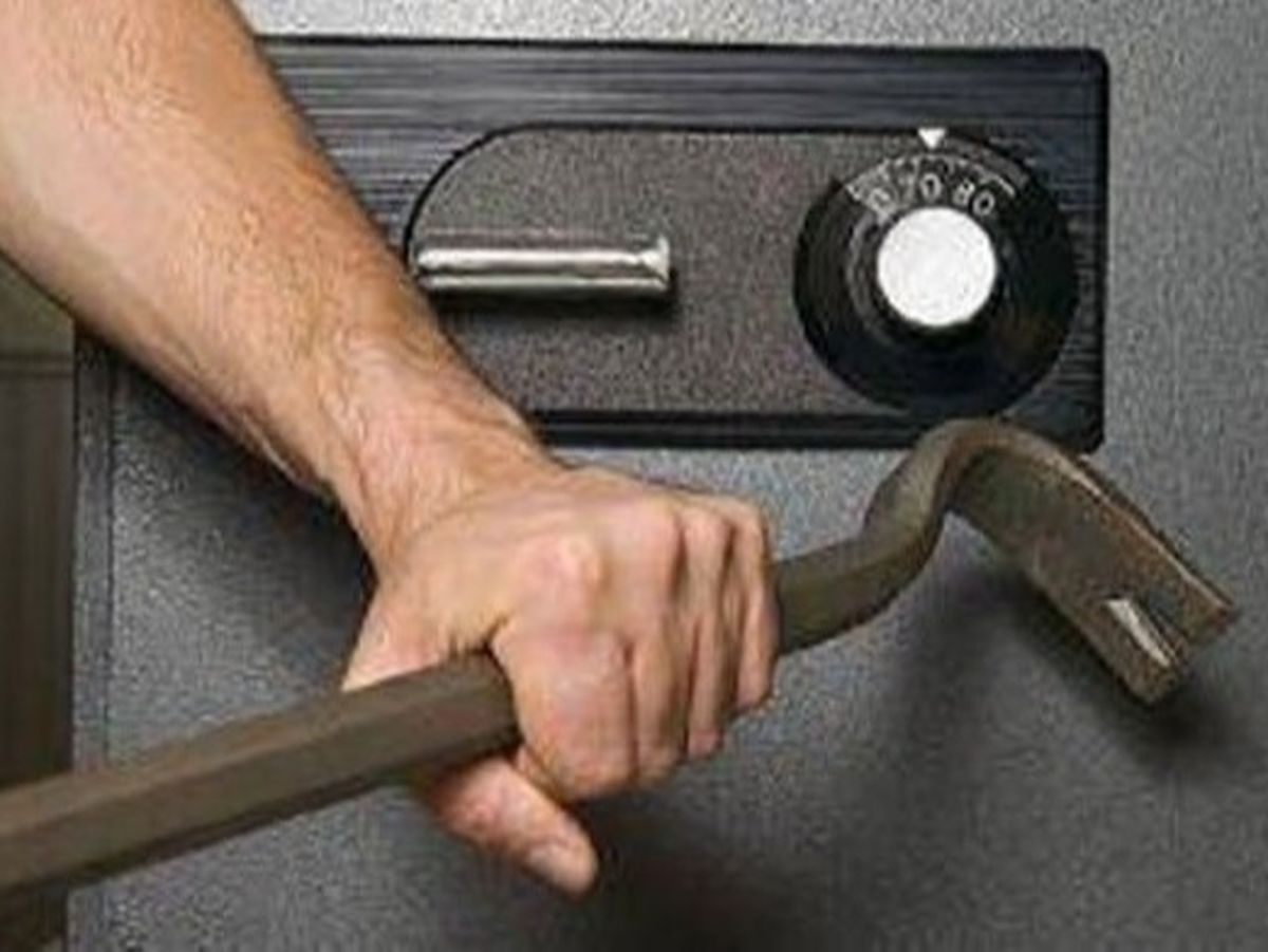 Dimineața Nebună | Doi bărbaţi din Vaslui au furat un seif pe care l-au cărat cu pătura prin oraș. AUDIO