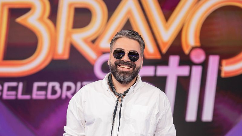 Teoria eșarfei, de Maurice Munteanu. Ce spune juratul de la &ldquo;Bravo, ai stil! Celebrities&rdquo; despre artificiile vestimentare care pot fi obținute cu ajutorul eșarfei