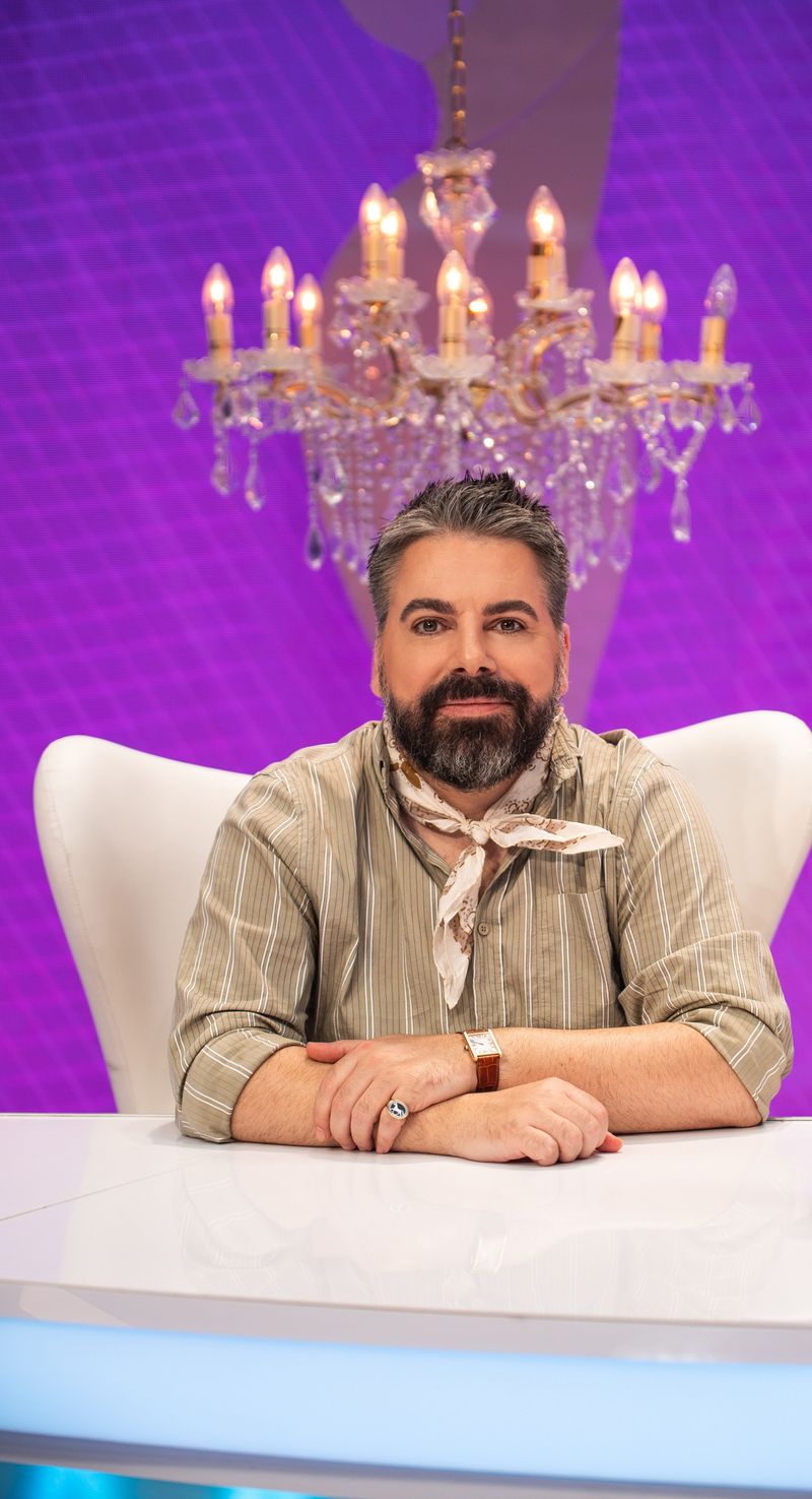 Teoria eșarfei, de Maurice Munteanu. Ce spune juratul de la “Bravo, ai stil! Celebrities” despre artificiile vestimentare care pot fi obținute cu ajutorul eșarfei