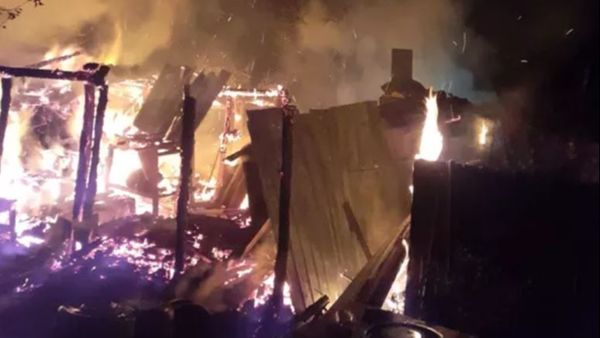 Dimineața Nebună: O femeie de 80 de ani și-a dat foc la casă, încercând să facă țuică la cazan. AUDIO