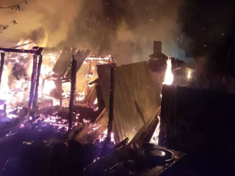 O femeie de 80 de ani și-a dat foc la casă, încercând să facă țuică la cazan