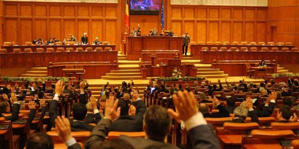 Ce salariu &icirc;ncasează un deputat sau un senator, &icirc;n Rom&acirc;nia?