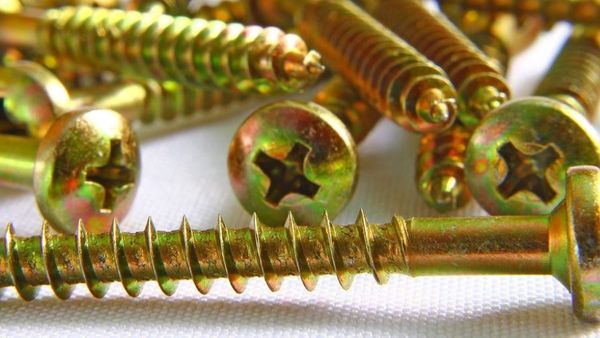 Dimineața Nebună: Medicii din Lituania au găsit  în stomacul unui bărbat mai mult de un kilogram de cuie și șuruburi