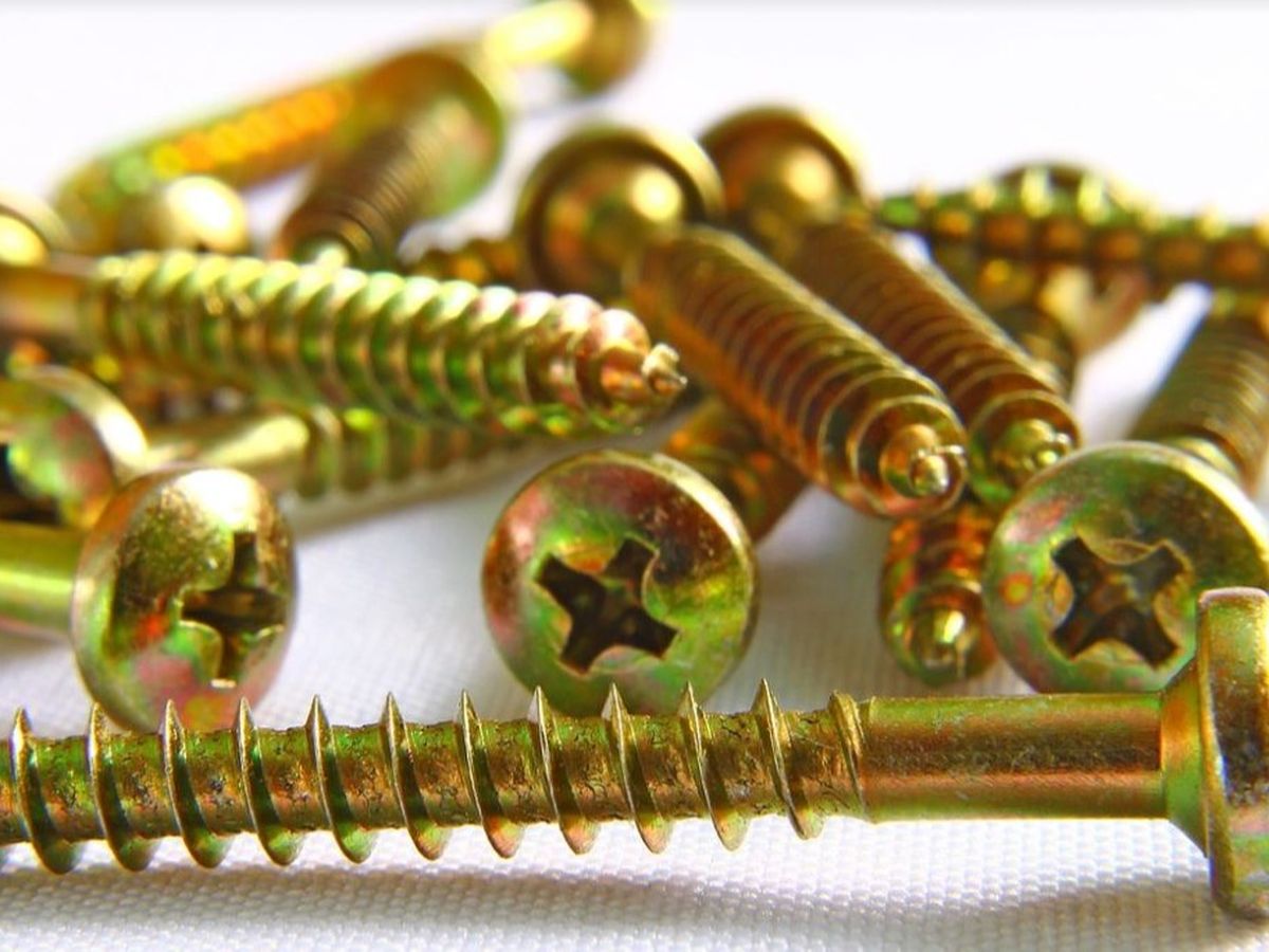 Medicii din Lituania au găsit  în stomacul unui bărbat mai mult de un kilogram de cuie și șuruburi