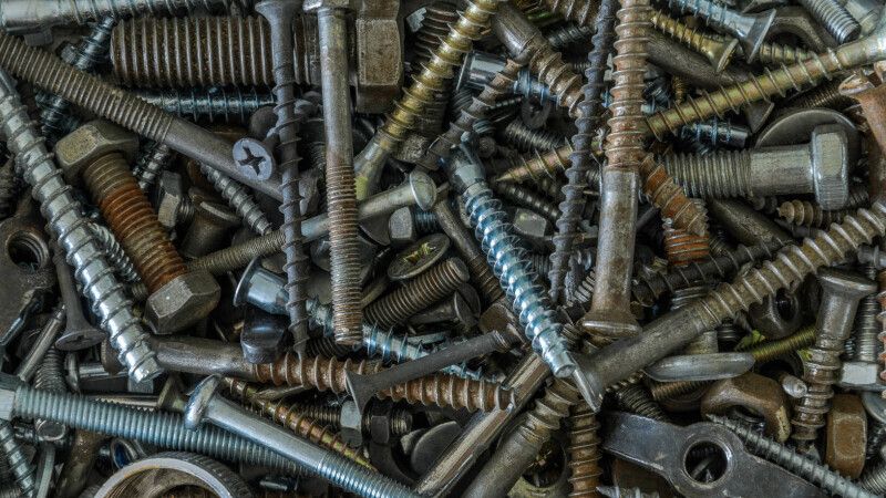 Medicii din Lituania au găsit  în stomacul unui bărbat mai mult de un kilogram de cuie și șuruburi