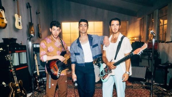 Formația Jonas Brothers a lansat videoclipul piesei ” Who's In Your Head”