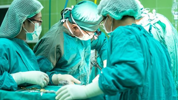 Dimineața Nebună: Un bărbat din Brașov, pe punctul de a fi operat din greșeală! Venise la spital pentru a asista la nașterea fetiței sale