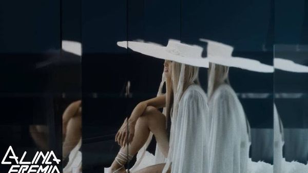 Alina Eremia a lansat videoclipul piesei ”Cerul roșu”