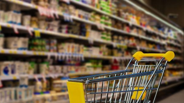 Dimineața Nebună: O învățătoare din Vaslui, condamnată după ce a fost prinsă furând dintr-un magazin mâncare pentru pisici