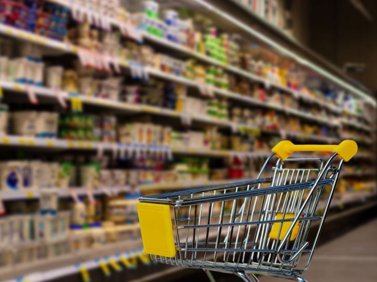 O învățătoare din Vaslui, condamnată după ce a fost prinsă furând dintr-un magazin mâncare pentru pisici