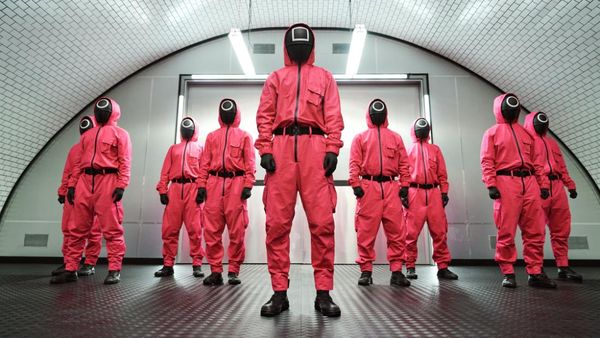 C&acirc;nd apare sezonul 2 al serialului &rdquo;Squid Game&rdquo;, produs de Netflix