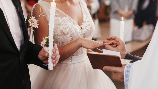 Dimineaţa Nebună | Două nunţi şi un botez au fost &icirc;ntrerupte de mascați &icirc;n Maramureș. Localitatea era &icirc;n carantină, &icirc;nsă mirii au invitat 600 de persoane. AUDIO