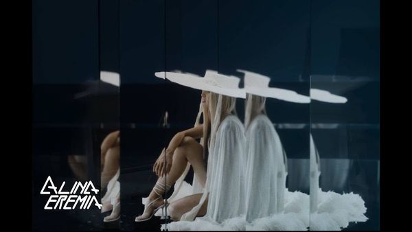 ALINA EREMIA - Cerul Rosu