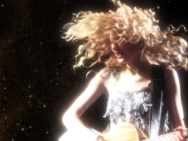 Albumul lui Taylor Swift, &rdquo;Fearless (Taylor&rsquo;s Version)&rdquo;, a revenit pe primul loc &icirc;n fruntea Billboard 200