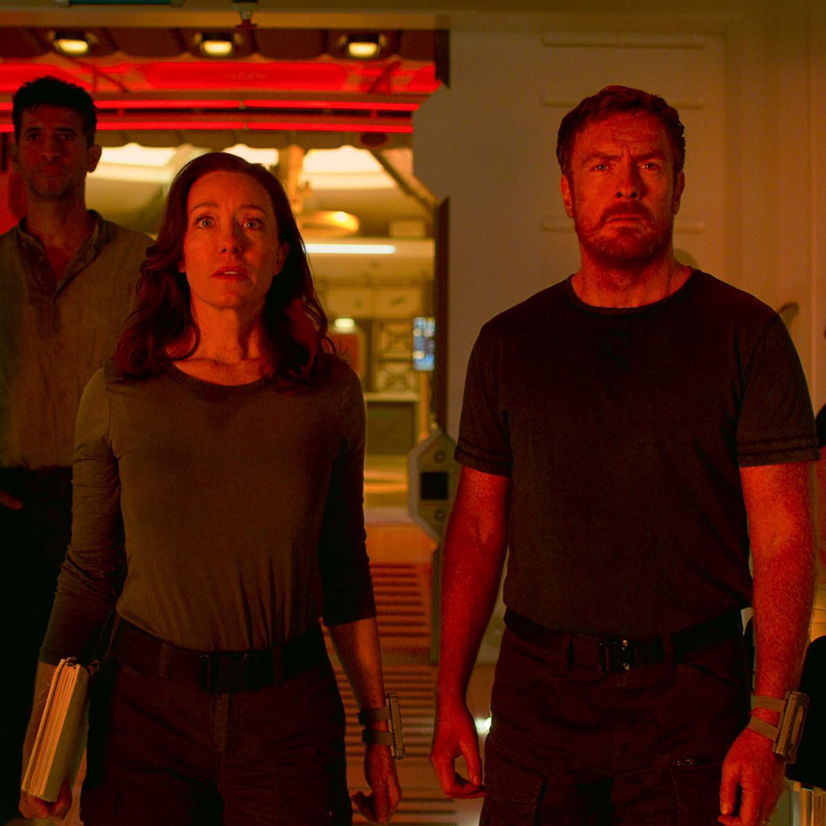 Când începe sezonul 3 din serialul Netflix, Lost in Space