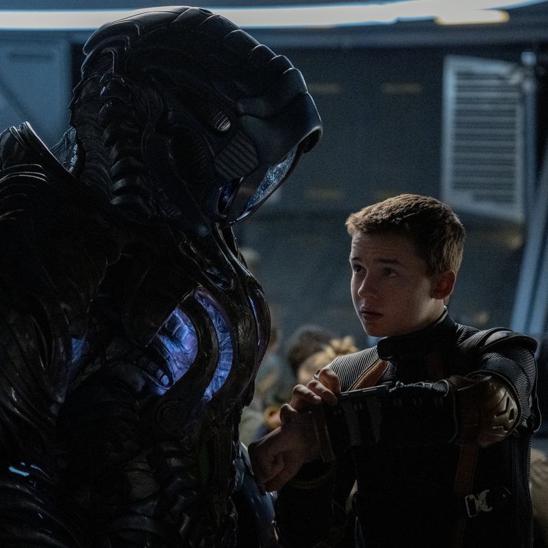 Când începe sezonul 3 din serialul Netflix, Lost in Space