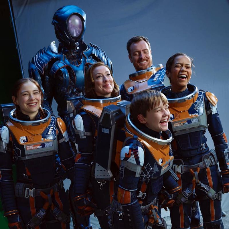 Când începe sezonul 3 din serialul Netflix, Lost in Space