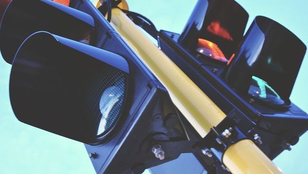 Dimineața Nebună. Semaforul unei intersectii din Neamț a ajuns sa fie alimentat cu curent de la un bar din apropiere. AUDIO