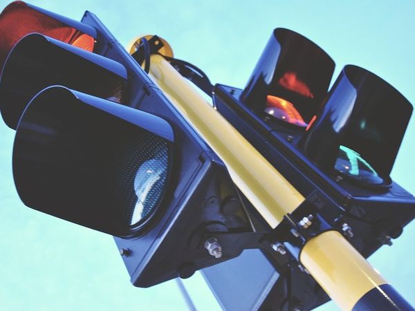 Dimineața Nebună. Semaforul unei intersectii din Neamț a ajuns sa fie alimentat cu curent de la un bar din apropiere. AUDIO