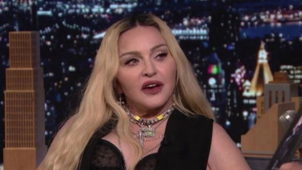 Video. Madonna, ipostaze provocatoare în emisiunea lui Jimmy Fallon. Artista și-a arătat fundul în direct