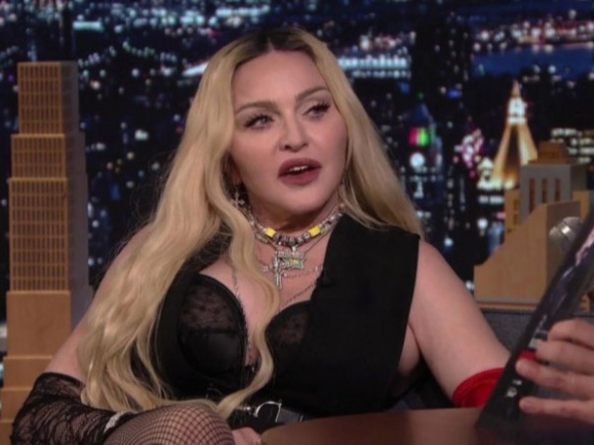 Video. Madonna, ipostaze provocatoare în emisiunea lui Jimmy Fallon. Artista și-a arătat fundul în direct