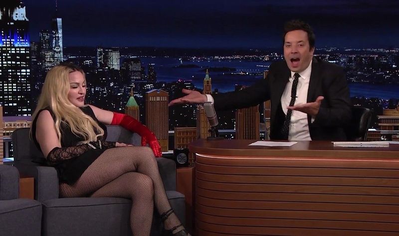 Madonna, ipostaze provocatoare în emisiunea lui Jimmy Fallon. Artista și-a arătat fundul în direct