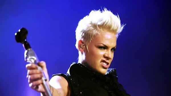 Pink, desemnată cea mai ascultată artistă a secolului &icirc;n Marea Britanie