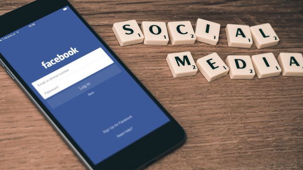 Un bărbat a fost dat în judecată pentru greşelile gramaticale de pe Facebook