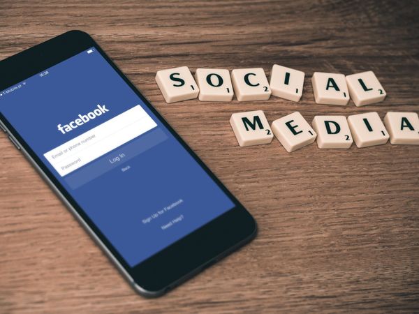 Un bărbat a fost dat &icirc;n judecată pentru greşelile gramaticale de pe Facebook