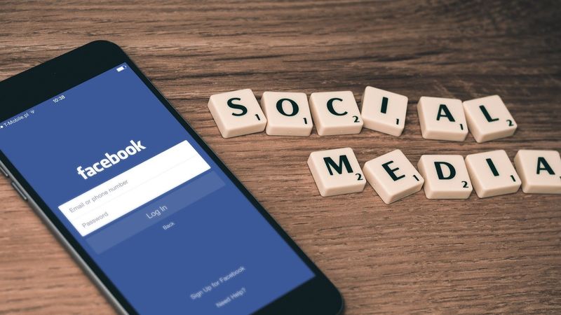 Un bărbat a fost dat &icirc;n judecată pentru greşelile gramaticale de pe Facebook