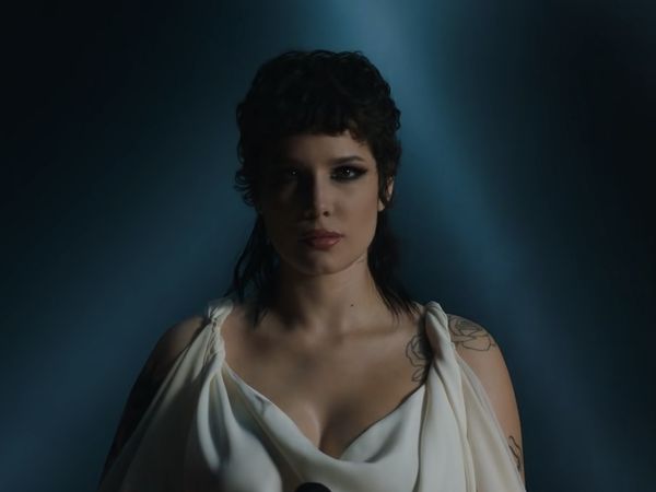 Halsey a lansat piesa &rdquo;I Am Not A Woman, I&acute;m A God&rdquo;