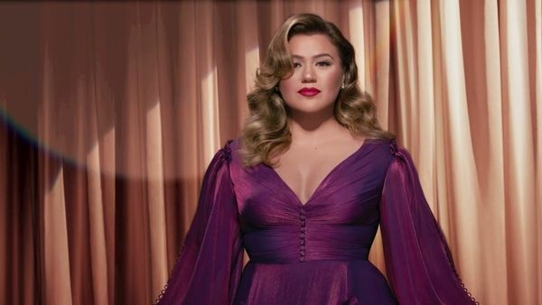 Kelly Clarkson şi Ariana Grande au lansat "Santa, Can't You Hear Me&rdquo;, prima piesă de Crăciun din acest sezon