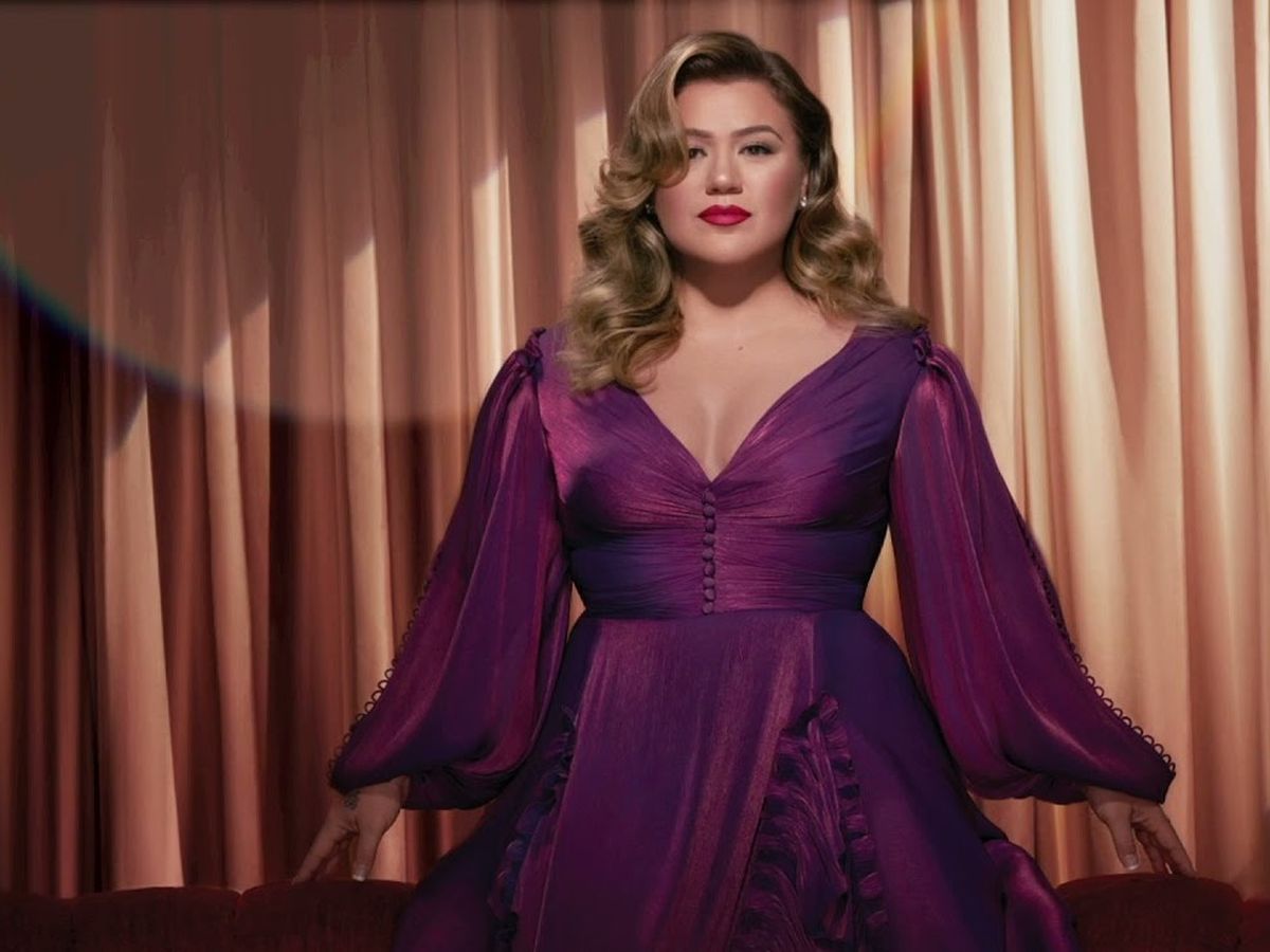 Kelly Clarkson şi Ariana Grande au lansat "Santa, Can't You Hear Me”, prima piesă de Crăciun din acest an