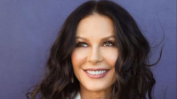 Catherine Zeta-Jones a ajuns &icirc;n București! Primele declarații ale actriței: &rdquo;Sunt gata să mă pregătesc pentru a deveni Morticia Addams&rdquo;