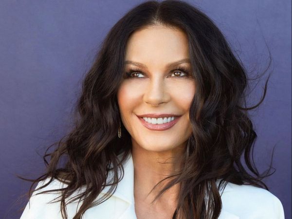 Catherine Zeta-Jones a ajuns &icirc;n București! Primele declarații ale actriței: &rdquo;Sunt gata să mă pregătesc pentru a deveni Morticia Addams&rdquo;